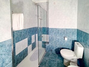 Een douche,  milieuvriendelijk toiletgerief, een haardroger, handdoeken