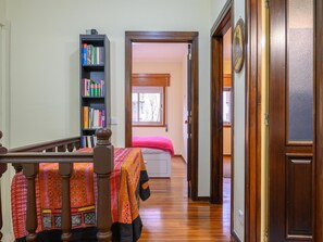 3 slaapkamers, geluiddichte muren, een strijkplank/strijkijzer, internet