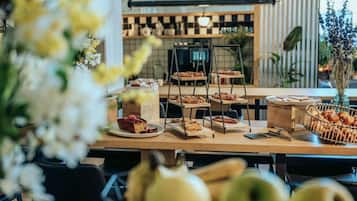 Sarapan prasmanan setiap hari (EUR 16 per orang)