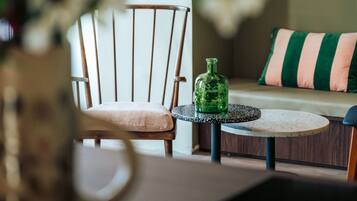 Kjøleskap på fellesområdet og høy barnestol