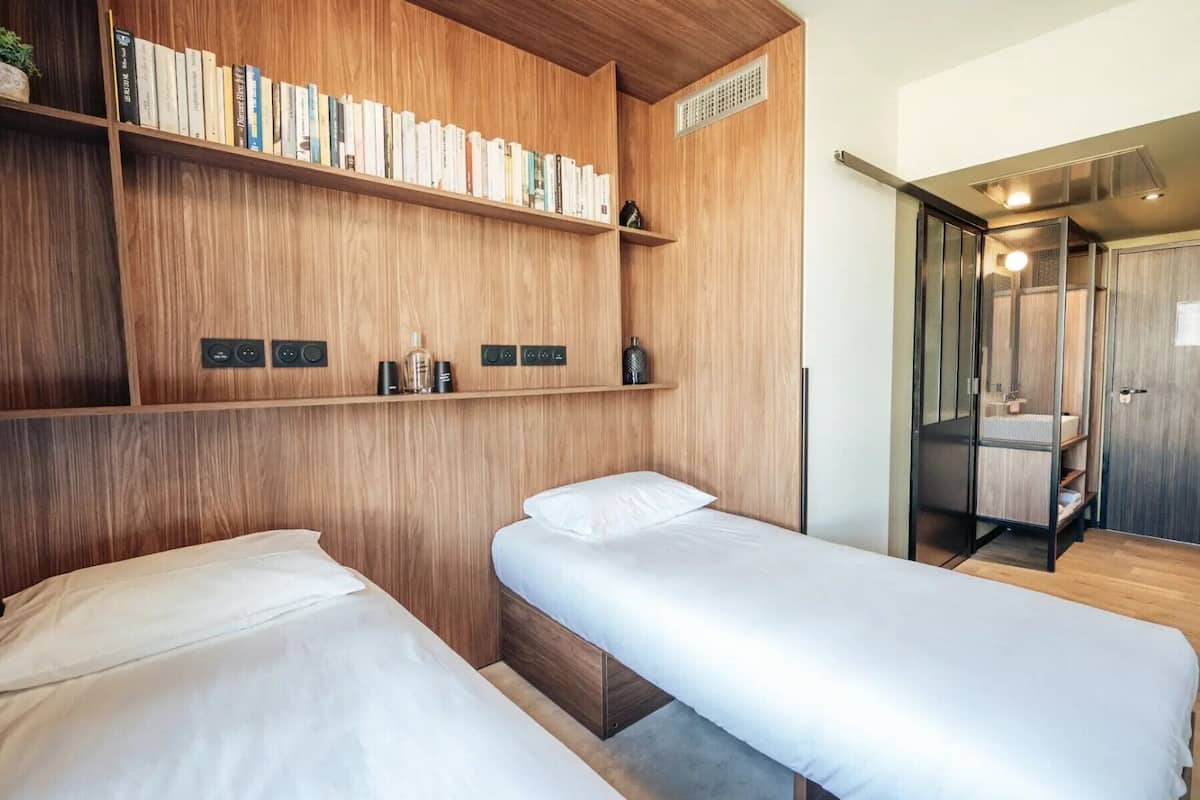 Habitación estándar con 2 camas individuales | Ropa de cama de alta calidad y camas con pillow-top