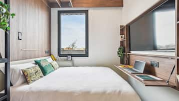 Kamar Standar | Seprai premium, bantalan ekstra lembut, dan ruang kerja ramah laptop