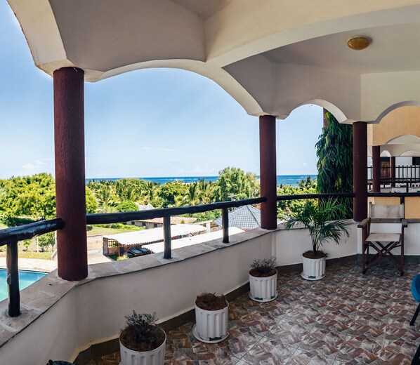 Property grounds - Cozy Apartment with ocean views, a few minutes to the beach. (Kilifi)