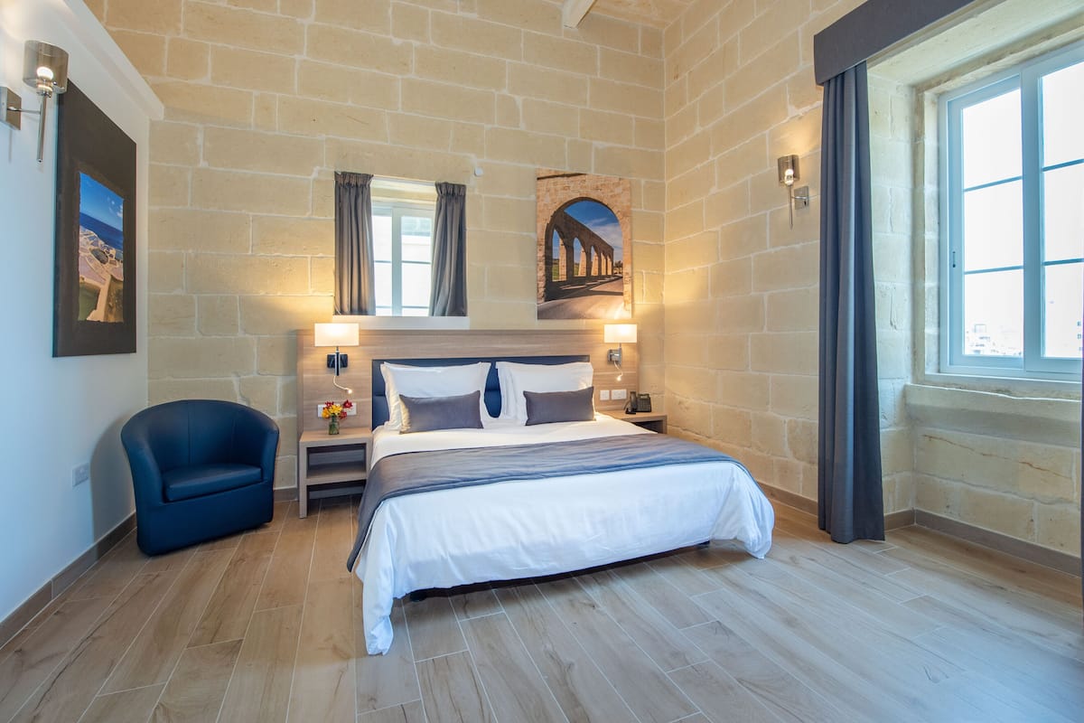 Habitación Confort | Escritorio, wifi gratis y ropa de cama