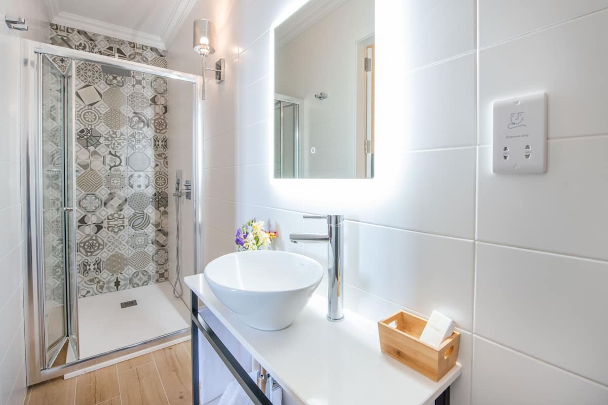 Comfort szoba | Fürdőszoba | Zuhanyzó, esőzuhany, ingyenes piperecikkek és hajszárító