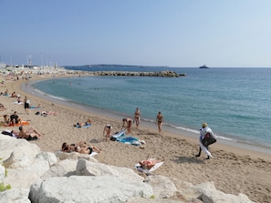 Chaises longues, serviettes de plage