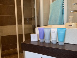 Shower, eco-friendly toiletries, hair dryer, towels - 2-Bed Apt with 65m² Terrace | Central Cannes | 5 mins walk to Palais/Beach (Cannes)