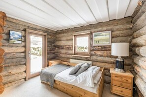 5 slaapkamers, een bureau, een strijkplank/strijkijzer, reisbedje