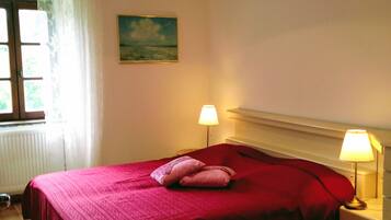 5 bedrooms, desk, iron/ironing board, travel crib