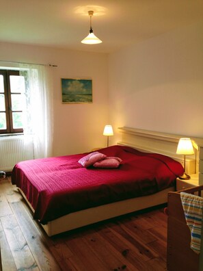 5 sovrum, skrivbord, strykjärn/strykbräda och resesäng
