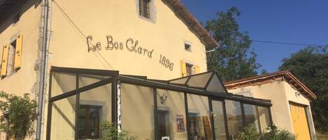 Een gebouw met een bord waarop 'Le Bos Clard 1896' staat.