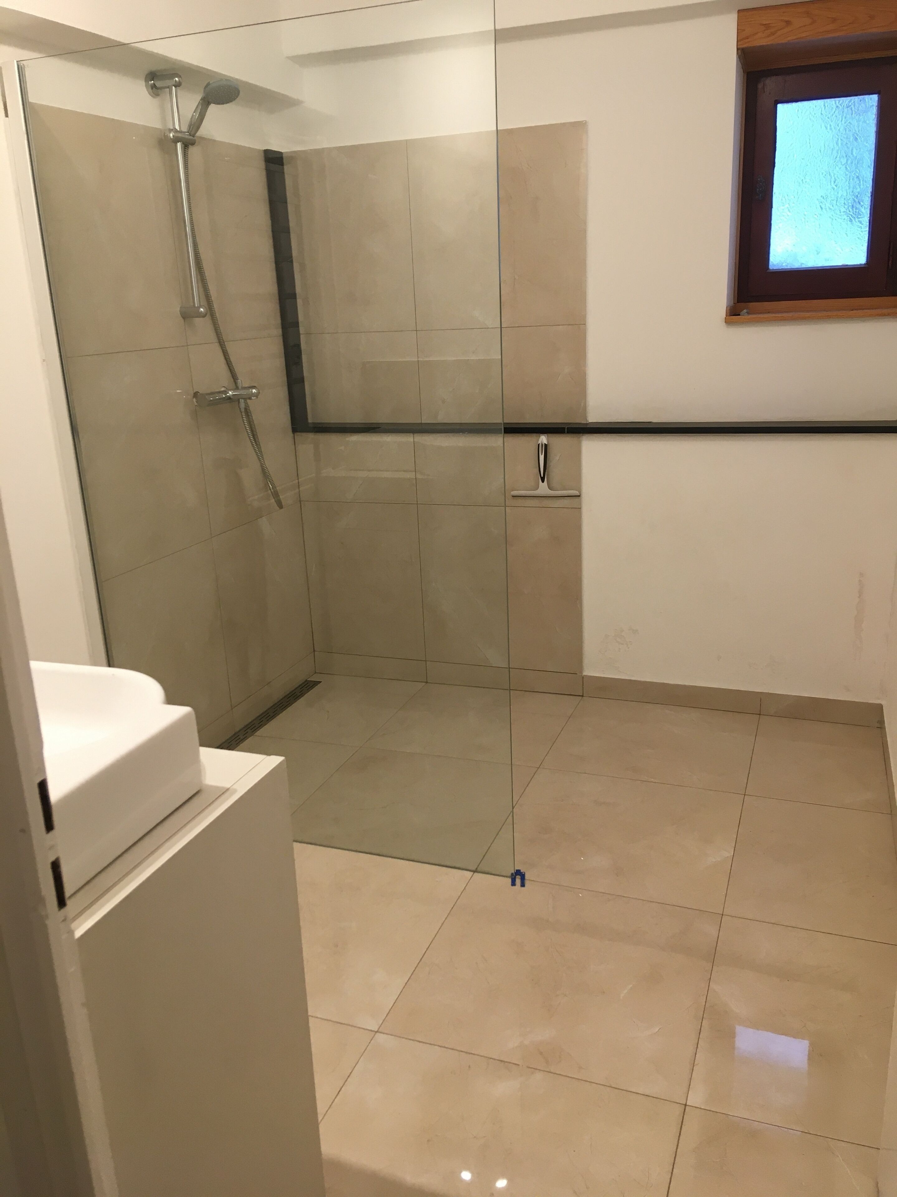 Hair dryer, bidet, towels, toilet paper