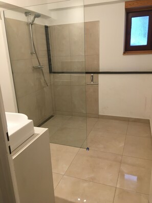 Sèche-cheveux, bidet, serviettes fournies, papier toilette