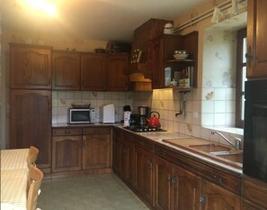 Een koelkast, een oven, een kookplaat, een koffiezetapparaat/waterkoker