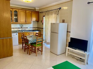 Een koelkast, een magnetron, een kookplaat, een vaatwasser