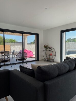 Fernseher, DVD-Player, Tischtennisplatte