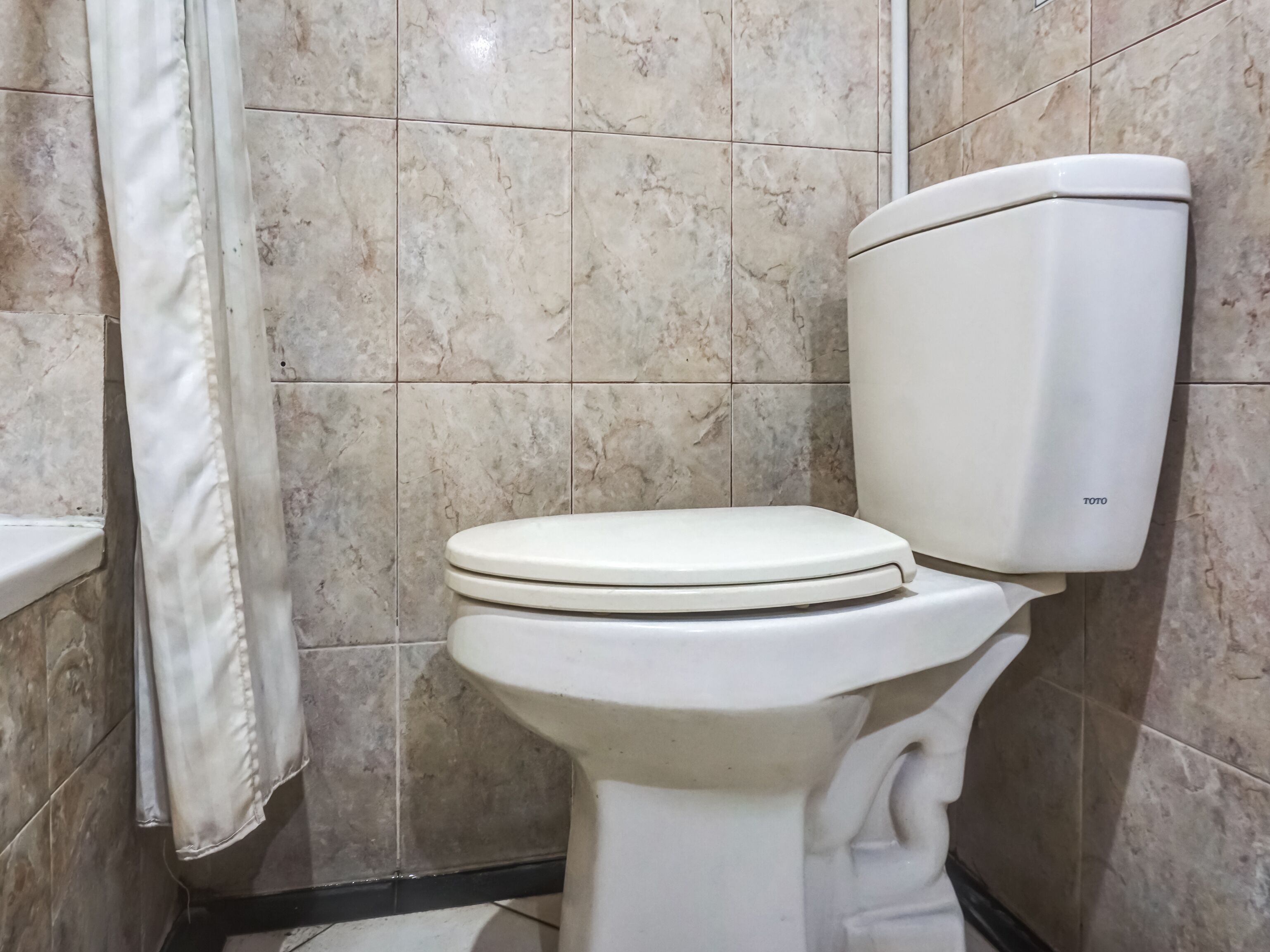 deluxe twin room | bathroom | shower, towels, toilet paper