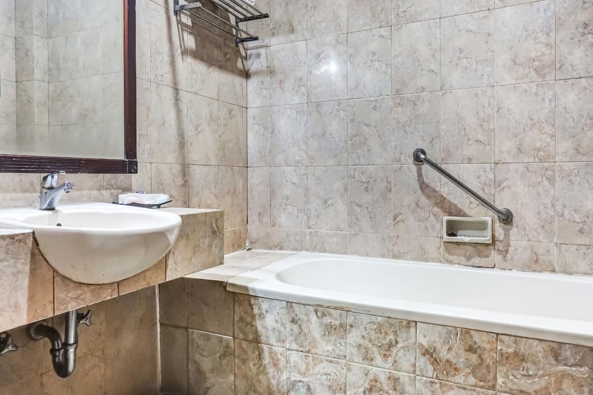 deluxe twin room | bathroom | shower, towels, toilet paper