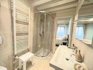 Hair dryer, slippers, towels, soap - Corte del Doge di Rialto (Venice)