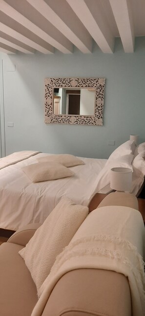 Kamar Double Superior | Seprai premium, selimut bulu angsa, isi minibar gratis, dan brankas