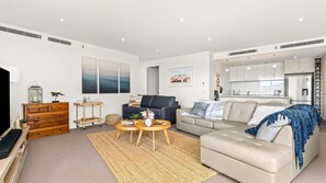 TV, books - Penthouse Bridgeview San Remo (San Remo)