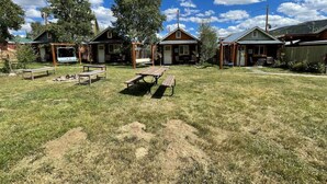 Um bairro residencial com casas, uma mesa de piquenique e um pequeno jardim.