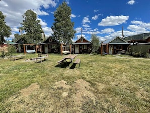 A residential area with houses, a picnic table, and a small garden. - Stay Twin Lakes Cabin 4 (Twin Lakes)