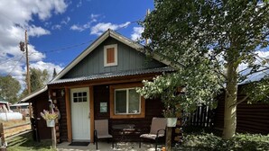 A small log cabin with a front porch, a door, and a window. - Stay Twin Lakes Cabin 4 (Twin Lakes)