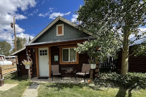 A small log cabin with a front porch, a door, and a window. - Stay Twin Lakes Cabin 4 (Twin Lakes)