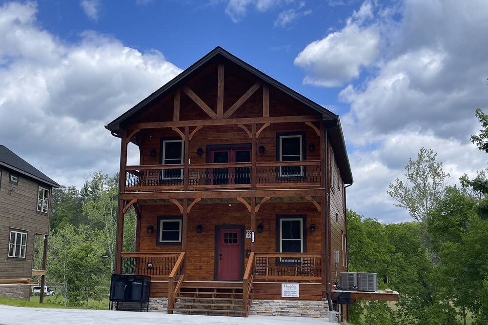 BRAND NEW 5 Bedroom, minutes from Pigeon Forge Parkway! FREE PASSES INCLUDED!