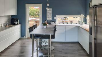 Kühlschrank, Geschirrspüler, Wasserkocher mit Kaffee-/Teezubehör