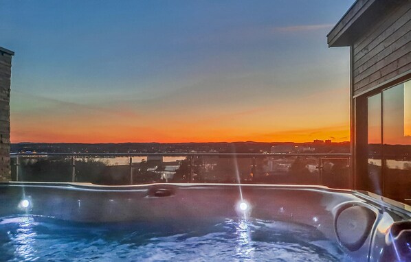 Outdoor spa tub