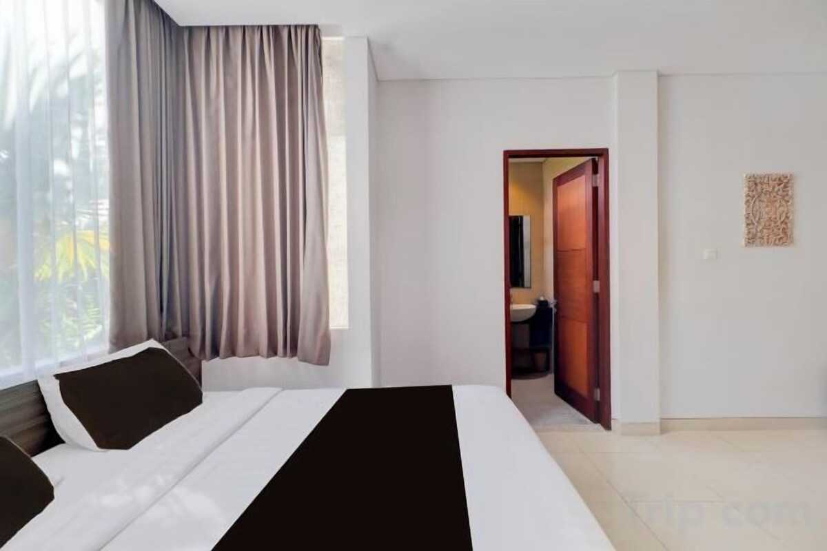 Desk, laptop workspace, WiFi (free), bed sheets