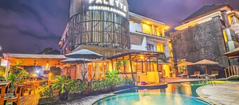 Townhouse Oak Signature Hotel
