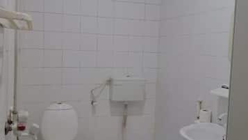 Deluxe Double or Twin Room | Bathroom