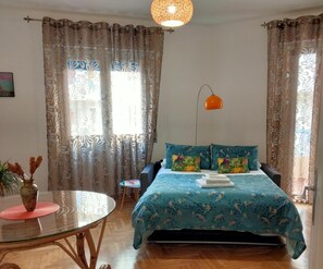 2 habitaciones, escritorio y tabla de planchar con plancha 