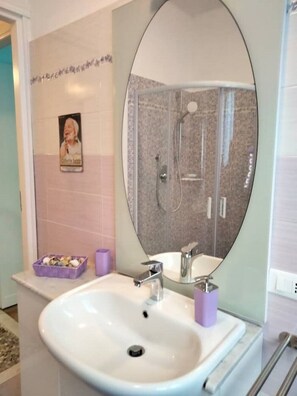 Dusche, Haartrockner, Bidet, HandtĂŒcher