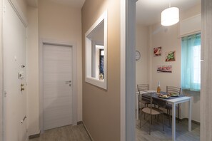 Dining - Apartment 'V B M' with Balcony, Wi-Fi and Air Conditioning (bari)