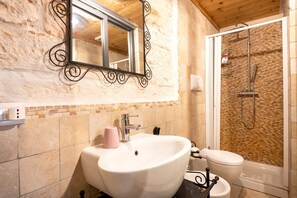 Douche, sèche-cheveux, serviettes fournies