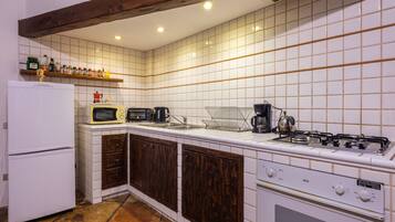 Kühlschrank, Mikrowelle, Herdplatte, Kochgeschirr/Geschirr/Besteck