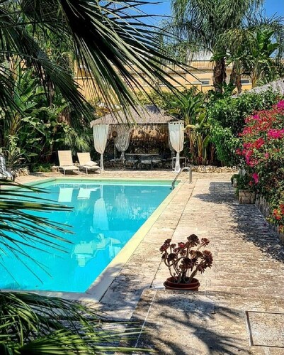 Villa 'Gli Archi with Pool - Lecce' avec piscine privée, jardin et climatisation