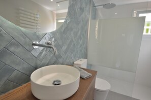 Badewanne, Haartrockner, Handtücher
