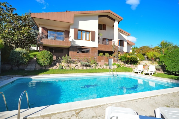 A modern two-story house with a swimming pool, outdoor seating, and a well-maintained garden. - Villa 'Carme' with Sea View, Wi-Fi and Air Conditioning (Calonge)