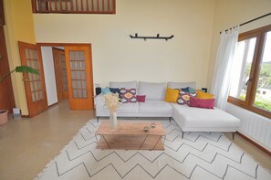 TV - Villa 'Carme' with Sea View, Wi-Fi and Air Conditioning (Calonge)