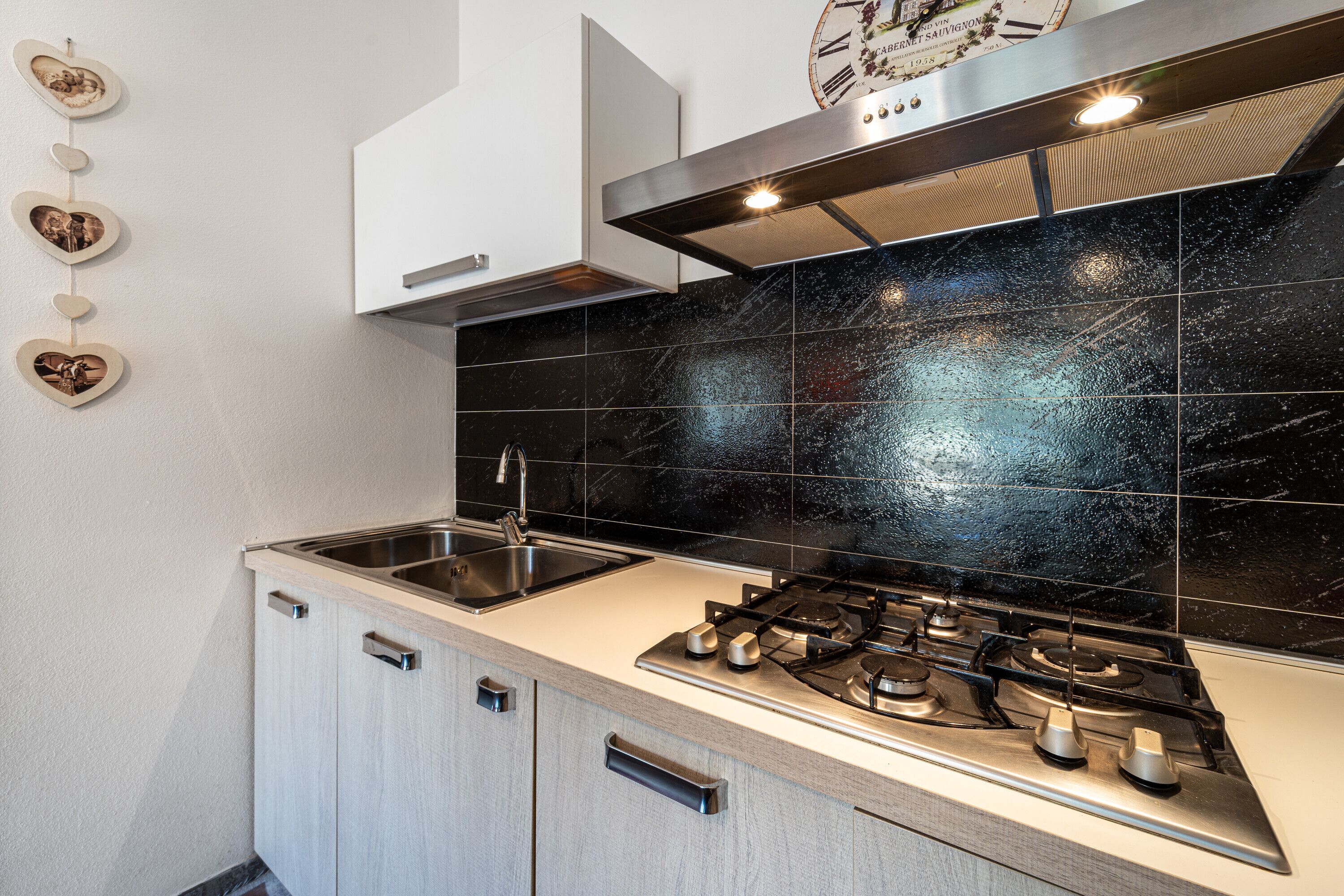 Fridge, oven, stovetop, coffee/tea maker