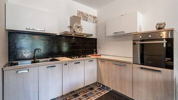 KĂŒhlschrank, Ofen, Herdplatte, Wasserkocher mit Kaffee-/Teezubehör