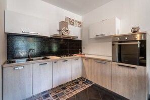 Kylskåp, ugn, spishäll och kaffe- och tebryggare