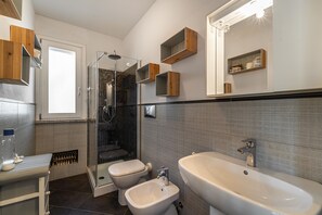 Een douche, handdoeken