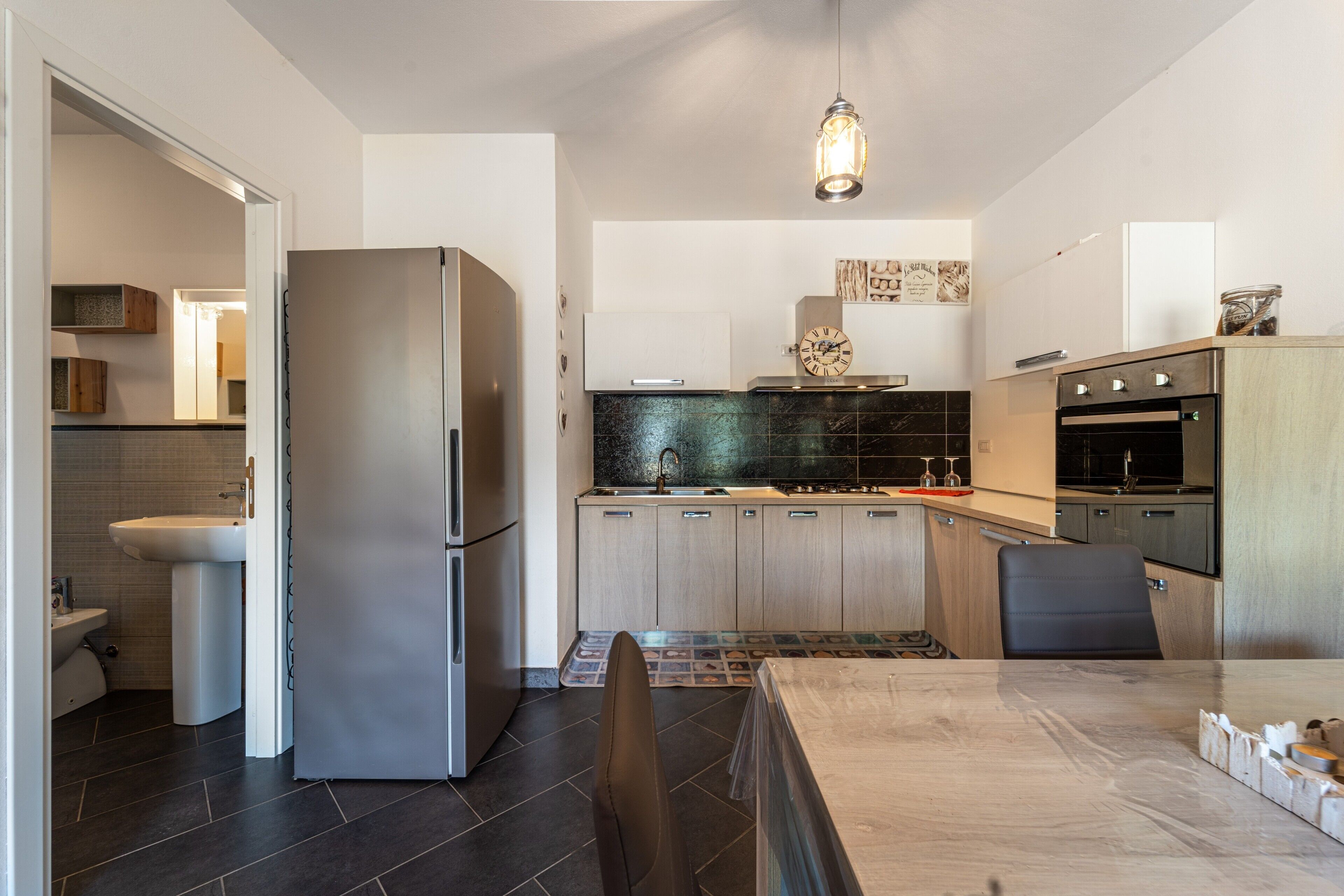 Fridge, oven, stovetop, coffee/tea maker