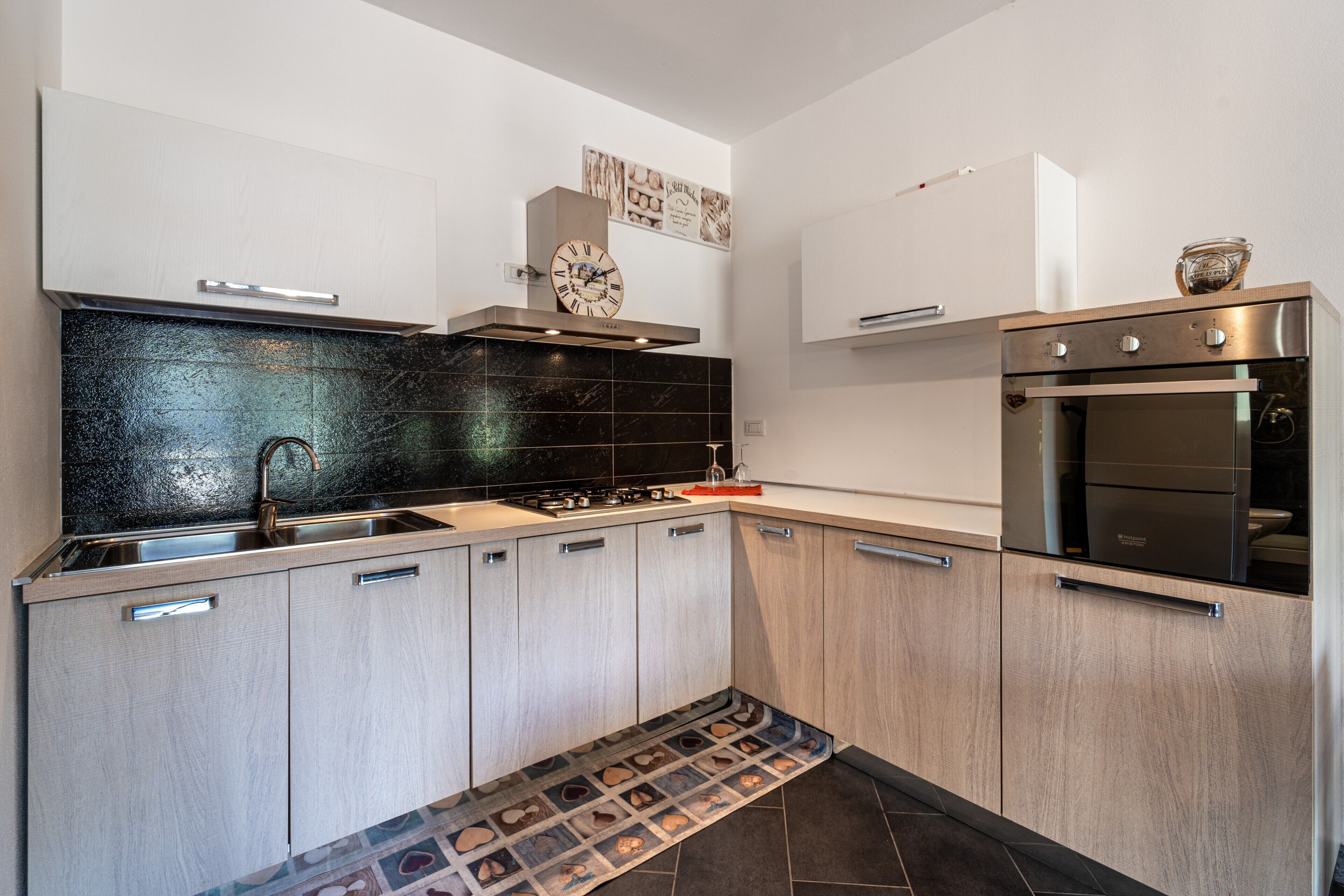 Fridge, oven, stovetop, coffee/tea maker